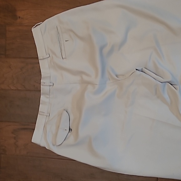 Van Heusen men's pleated khaki pants with cuffed hem size 38x32 - Picture 4 of 7